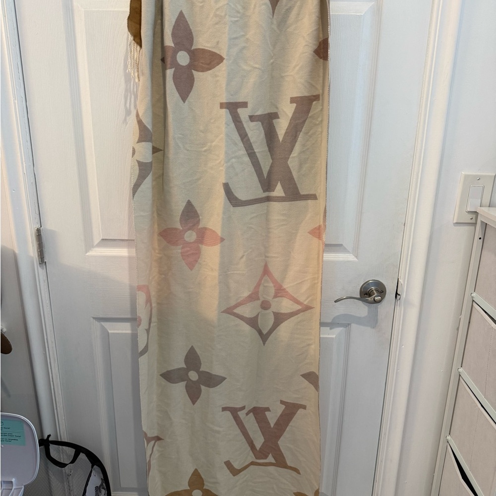 Louis Vuitton Beige and Pink Gradient Monogram Stole - Picture 2 of 9